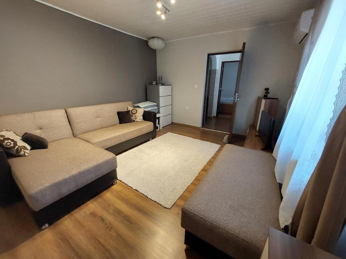 Appartement Cozy, Quiet & Family Friendly In Arad Extérieur photo