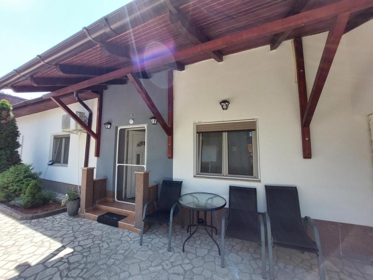 Appartement Cozy, Quiet & Family Friendly In Arad Extérieur photo