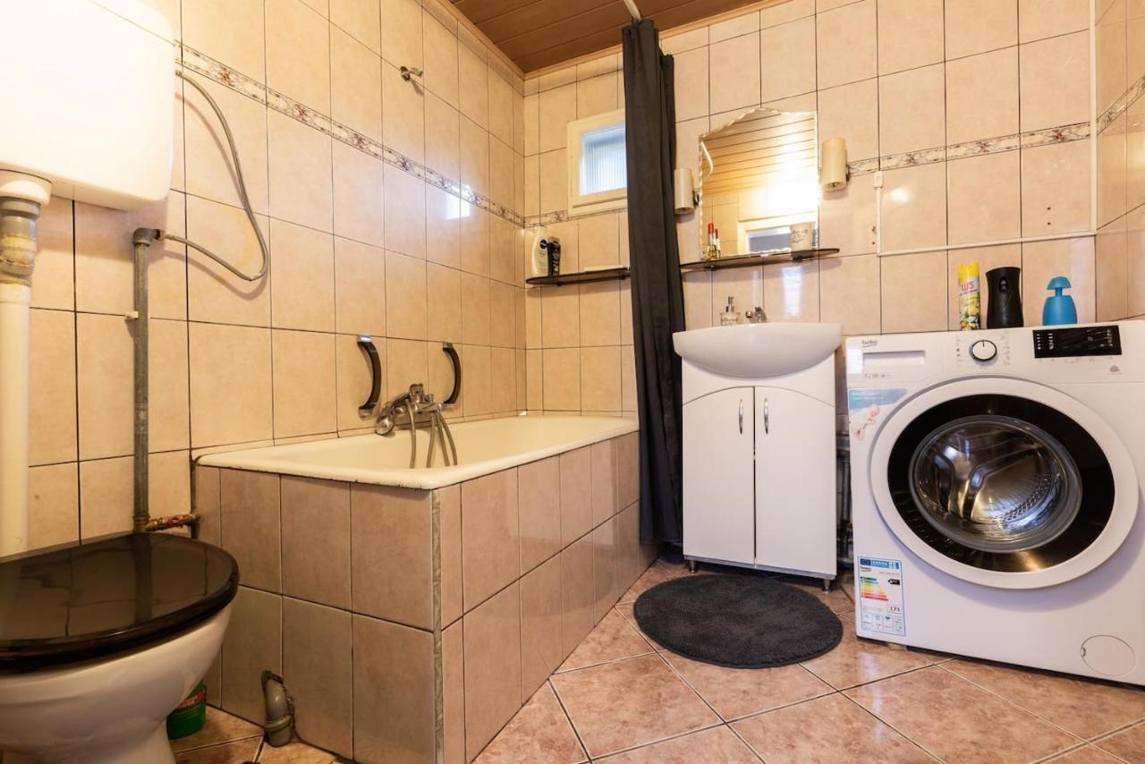 Appartement Cozy, Quiet & Family Friendly In Arad Extérieur photo