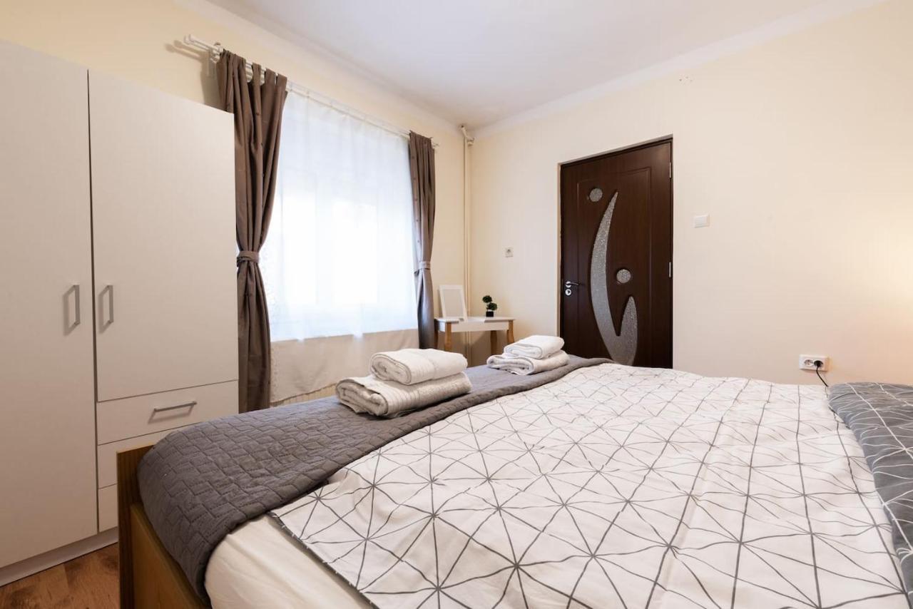 Appartement Cozy, Quiet & Family Friendly In Arad Extérieur photo