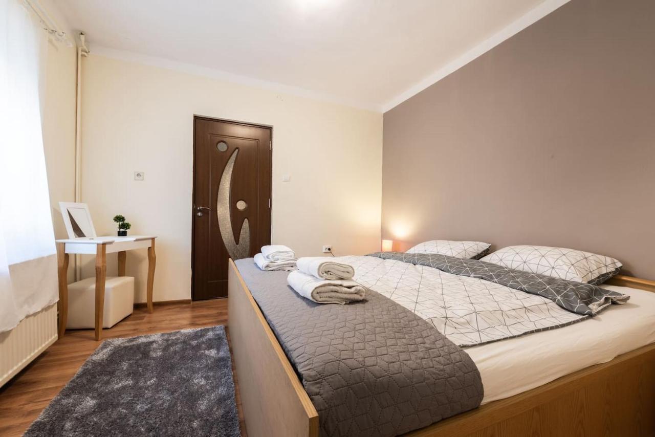 Appartement Cozy, Quiet & Family Friendly In Arad Extérieur photo